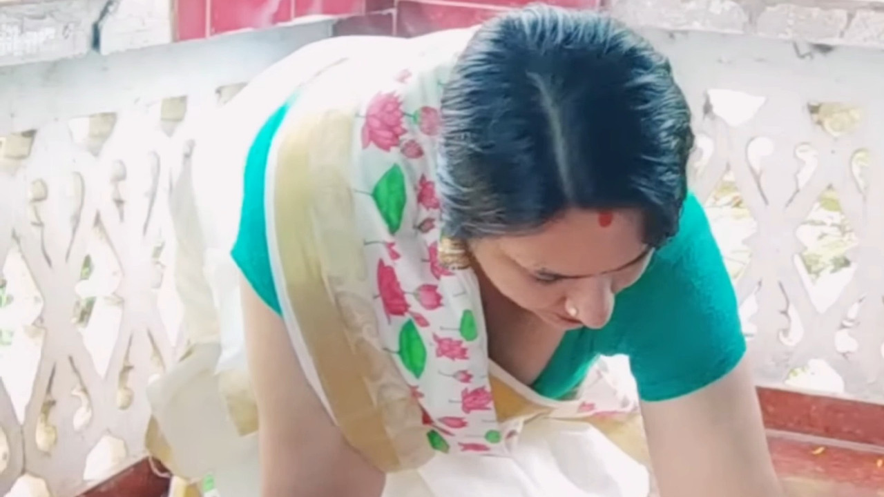 Hot Sexy aunty big boobs and tummy in kerala saree.mp4_snapshot_00.12.950