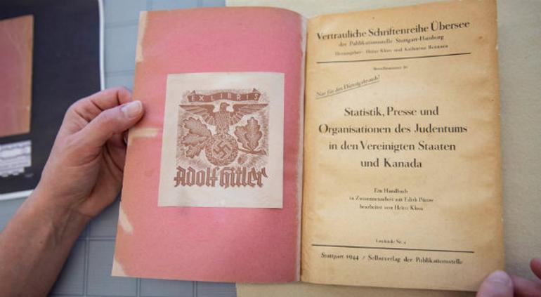 Esta imagen muestra en el exlibris o etiqueta en el reverso de la tapa el águila imperial, la esvástica y el nombre de Adolf Hitler. Foto, Biblioteca y Archivos de Canadá