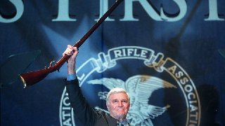 Charlton-Heston-lifting-rifle-Newscom-800x450.jpg