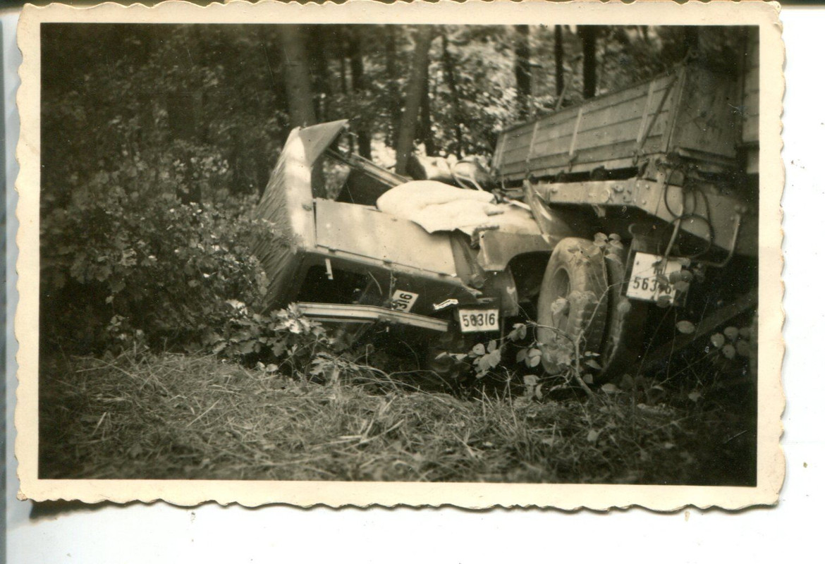 Orig.Foto LKW Wehrmacht mit Anhänger nach Unfall