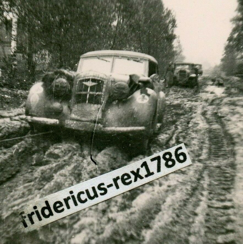 Foto Nebelwerfer Abt. 5 Ostfront Kübelwagen PKW mit Div. Wappen Kennung
