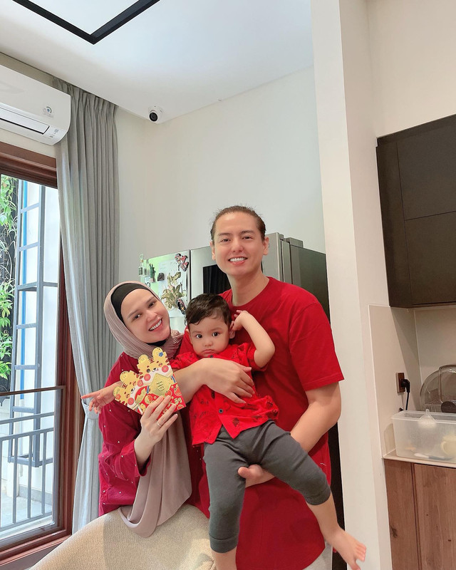 Keluarga Roger Danuarta dan Cut Meyriska yang rayakan Imlek.