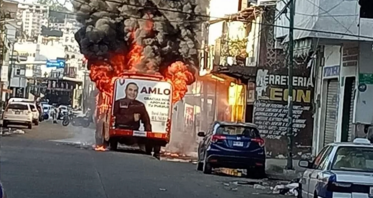 Asesinan a tres en barbería e incendian un autobús en Acapulco, Guerrero