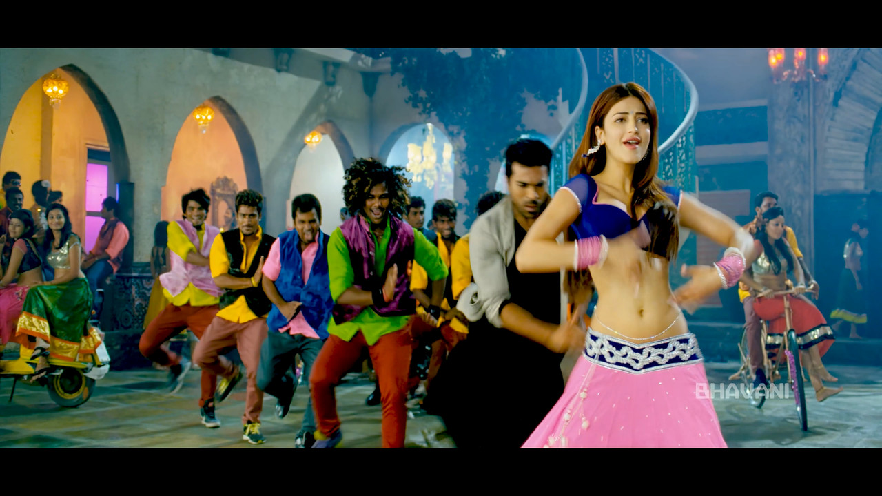 Shruti Haasan From Yevadu Hot Song 4K.mp4_snapshot_00.57.510