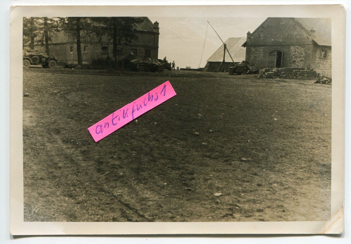 Schützen-Panzer vom Pz.Rgt.3 im Bauernhof an der