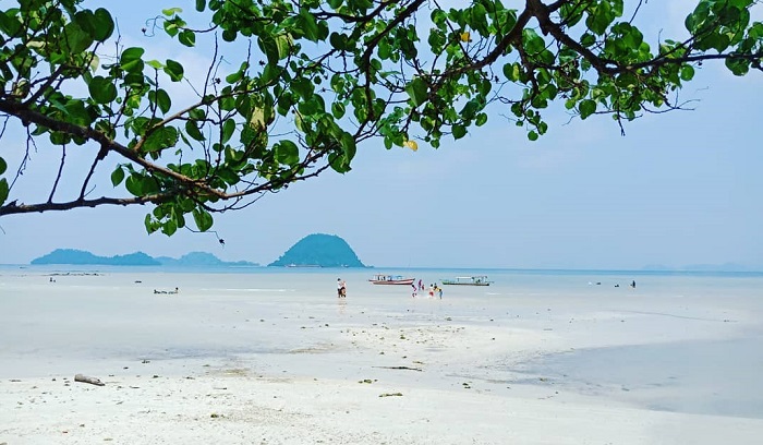 Pantai Pasir Putih, Lampung
