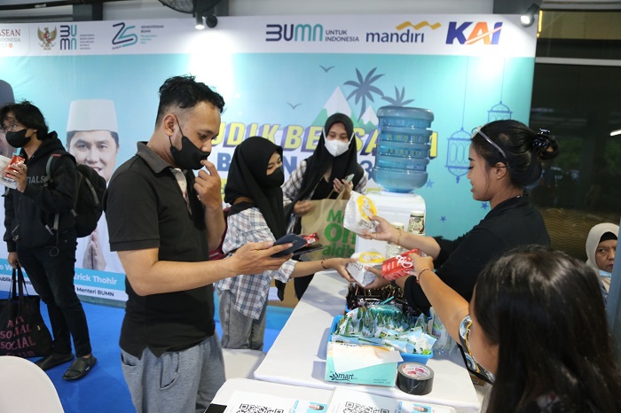 Beragam fasilitas sediakan secara cuma-cuma pada posko Mudik Asyik Bersama BUMN 2023. Seperti halnya fasilitas pijat, obat, takjil, snack, kopi, popok, spot foto dan lain sebagainya.