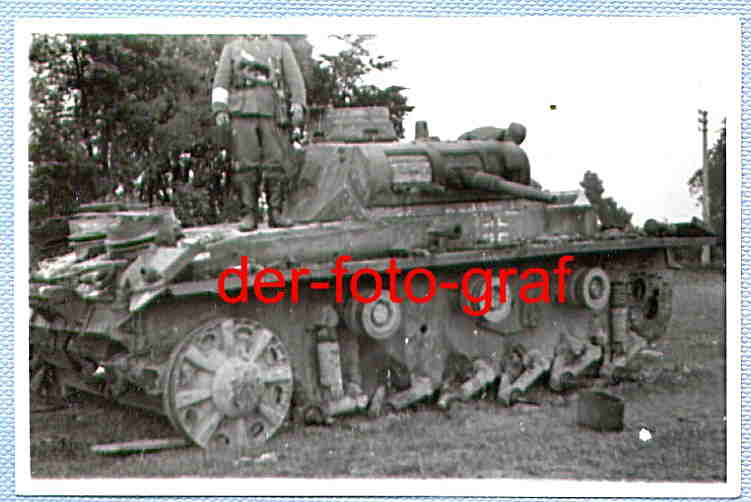 deutscher Panzer, zerstört, Soldaten, um 1942