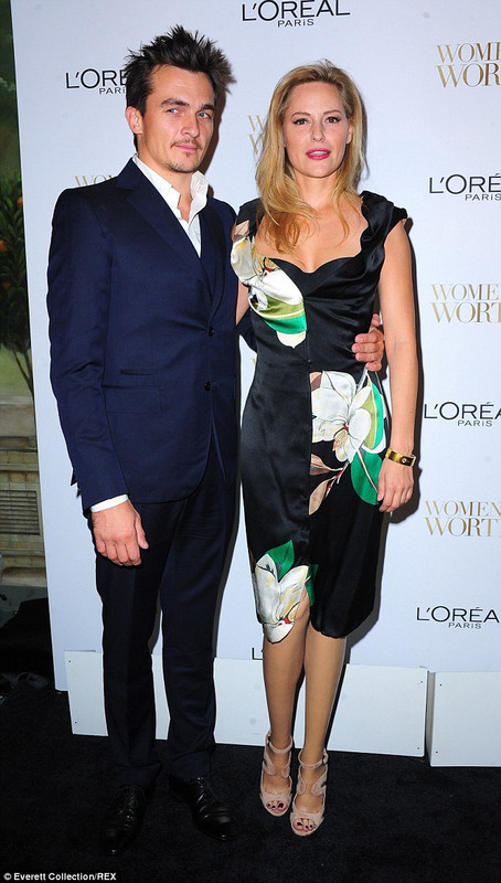 Foto de família do(a) ator, namorado de Aimee Mullins, famoso por The Libertine, Steve, Starred Up & Homeland.
  