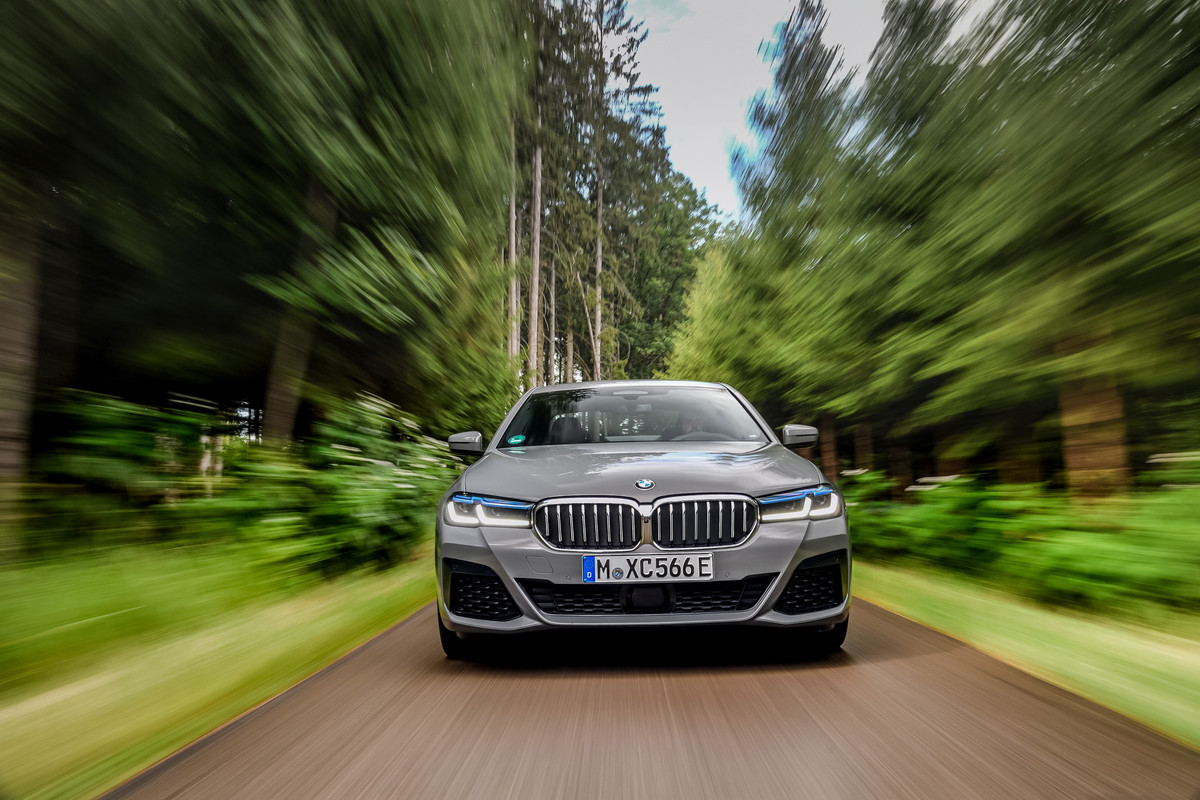 P90395451_highRes_the-new-bmw-545e-xdr