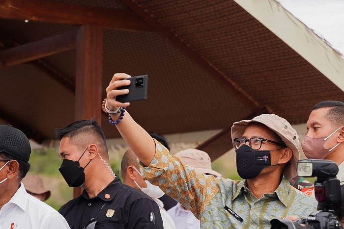 Sandiaga membagikan pengalaman serunya naik kapal phinisi di perairan Taman Nasional (TN) Komodo.melalui sebuah pesan video, Sabtu (23/7/2022).