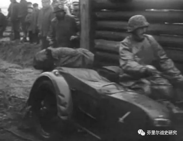 Sidecar con un soldado de la 18ª División SS de Granaderos Horst Wessel