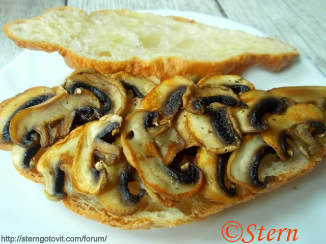 Круассан с шампиньонами и камамбером