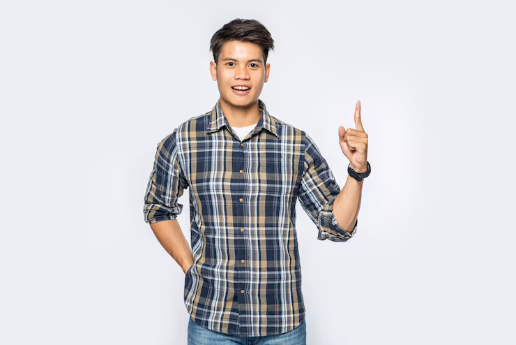 seorang-pria-mengenakan-kemeja-bergaris-