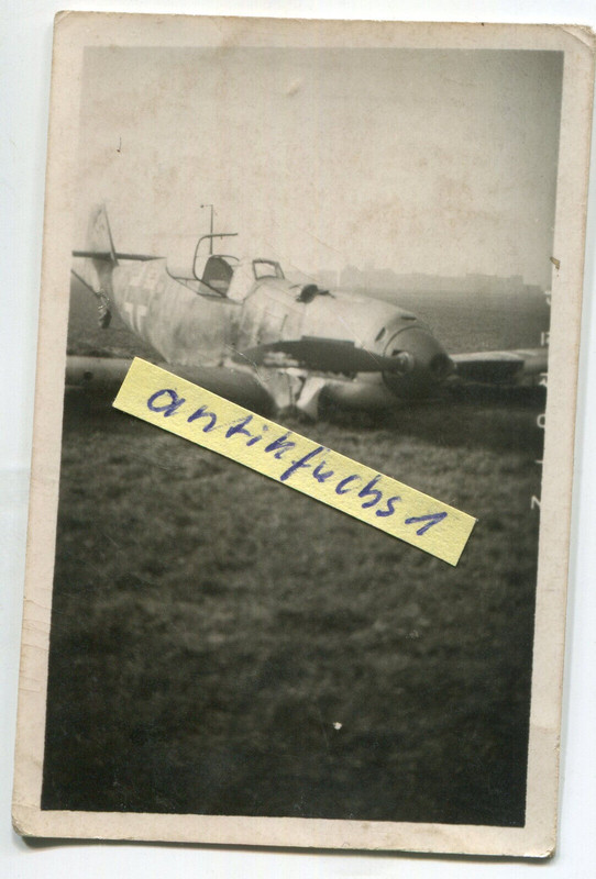Foto (2)- notgel. Me 109 Jagd-Flugzeug SG   BU von Heinz Humburg vom J.G.26 1943