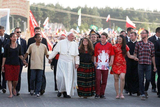 ‘Cristo vive’: l’annuncio ai giovani per il bene del mondo dans Articoli di Giornali e News Papa-in-cammino-con-i-giovani