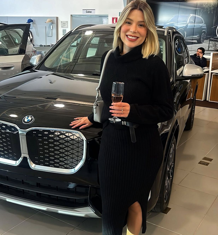 Foto de uma cliente satisfeita que quitou dívidas após a jornada.