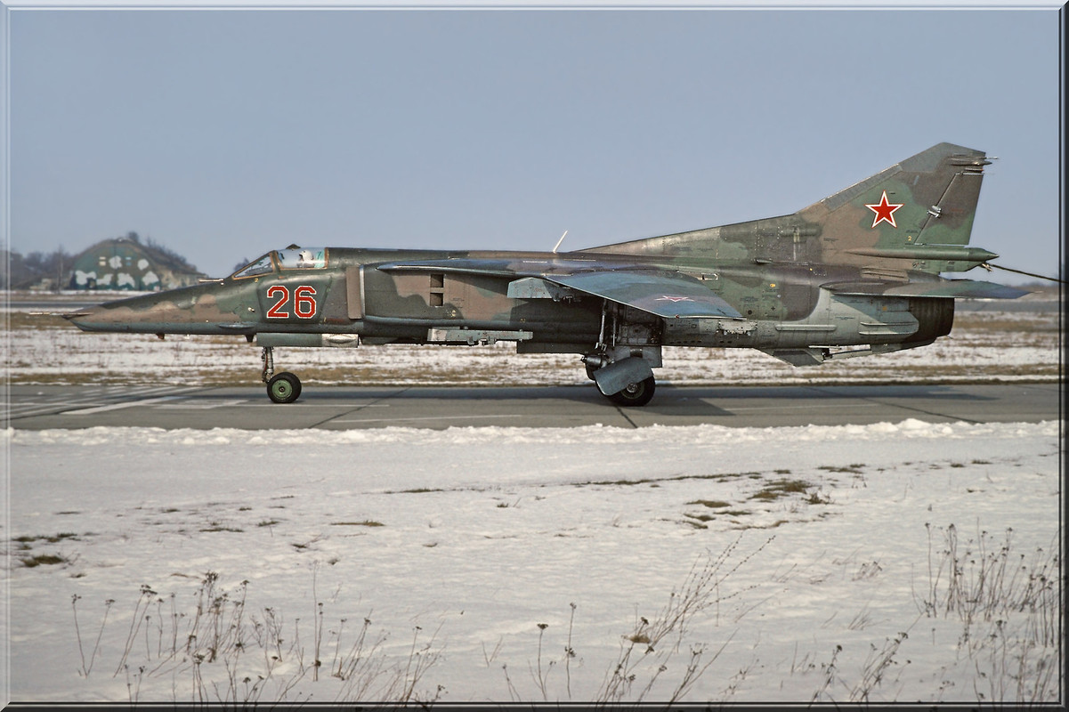 296 APIB MiG-27D 26 Red_61912555172, Winter 1992-1993