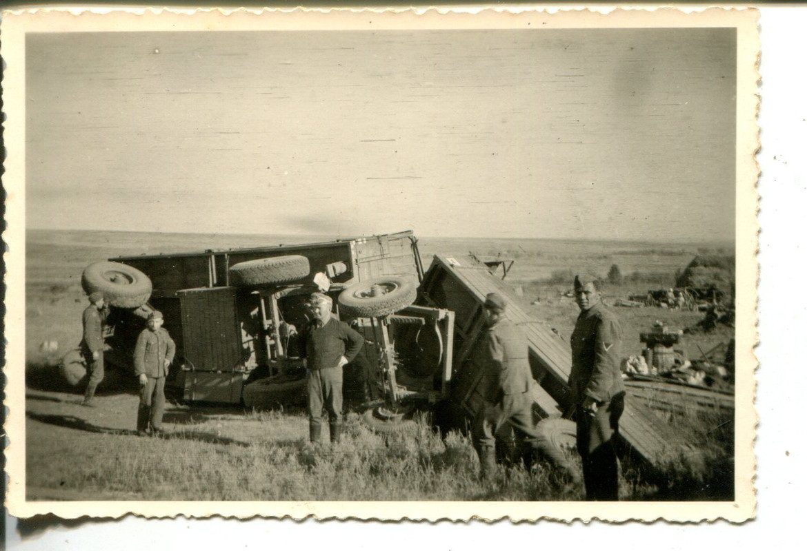Orig.Foto umgestürzter Küchen - LKW Wehrmacht mi