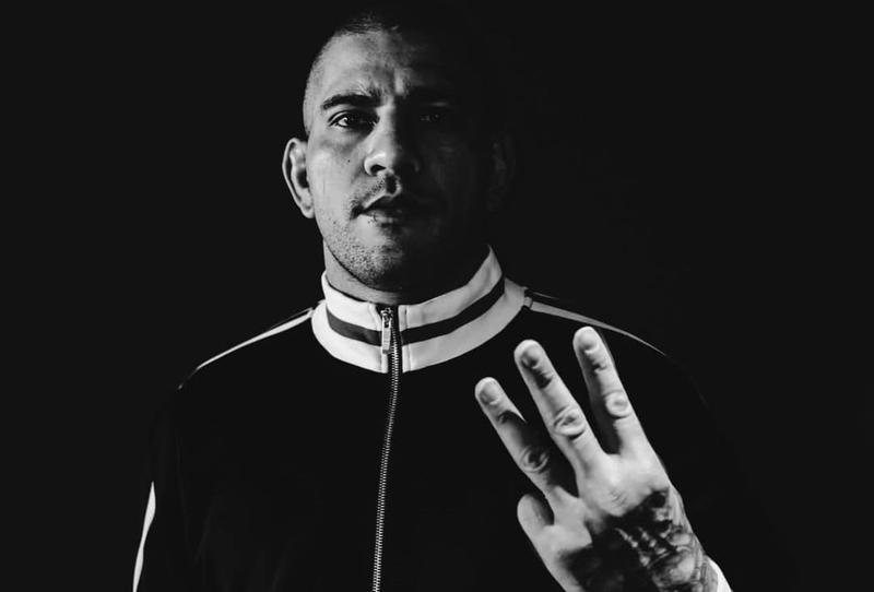 Алекс Перейра искa титлата в тежка категория