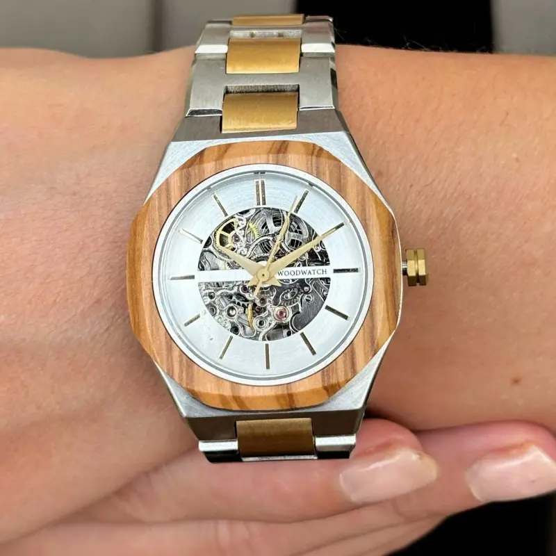 Nova WoodWatch – orologio da pensionamento per donne che unisce legno di olivo e design automatico senza tempo