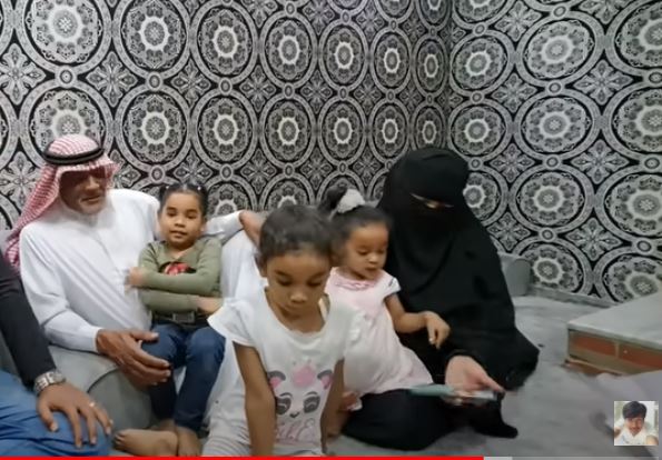 Umi Hanan dan Muhammad Khoirullah Asiri bersama 3 dari 4 buah hatinya