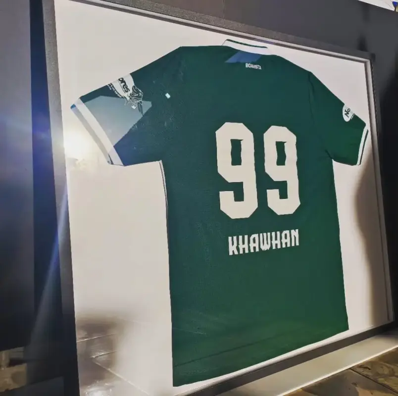 Camiseta de time emoldurada em um quadro com fundo preto