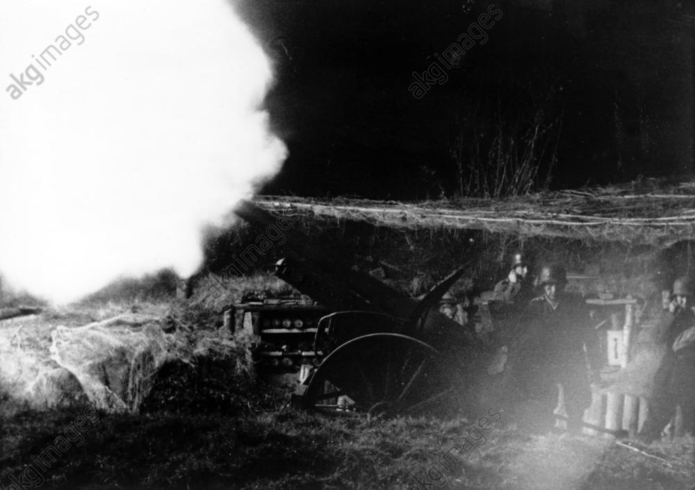 Geschütze bei Nacht an der Ostfront, aufgenommen im Februar 1943.,