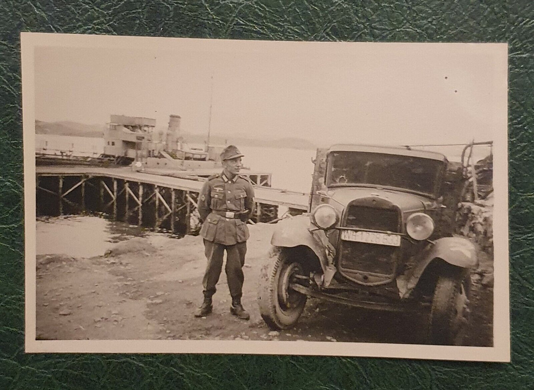Foto, Gebirgsjäger, russischer Beute Lkw  Renntierkopf, Wappen, 2.Weltkrieg