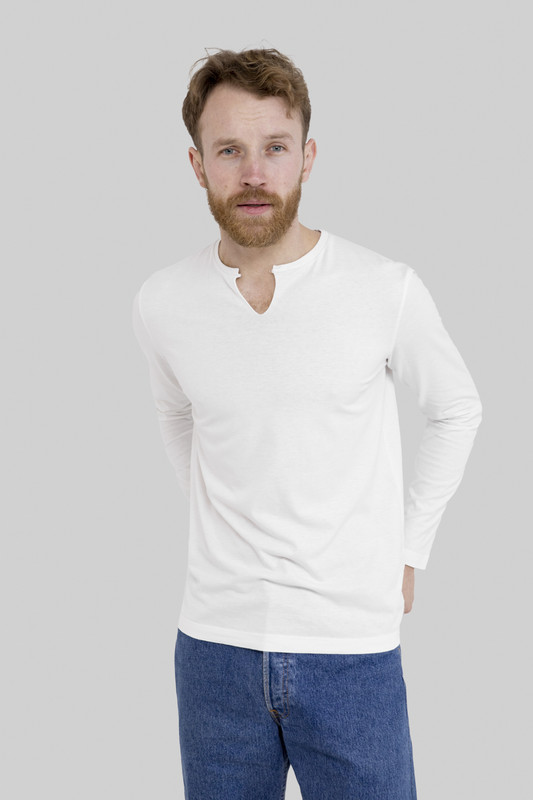 barbat imbracat in bluza simpla alba