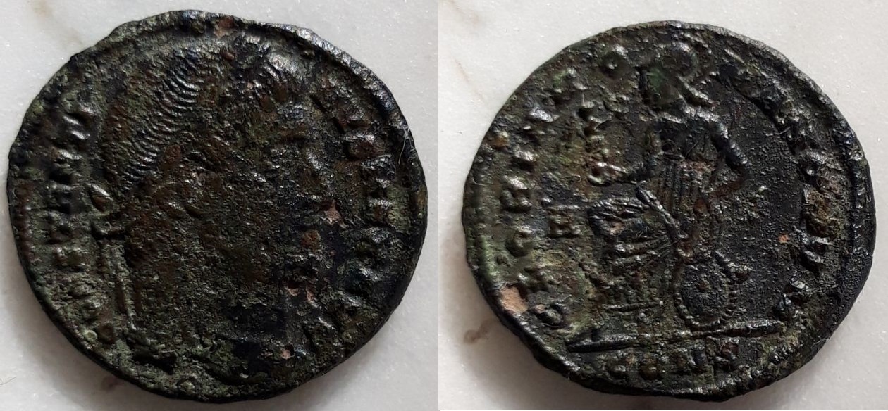 AE3 de Constantino I. GLORIA ROMANORVM. Roma sentada a izq. Constantinopla C97a