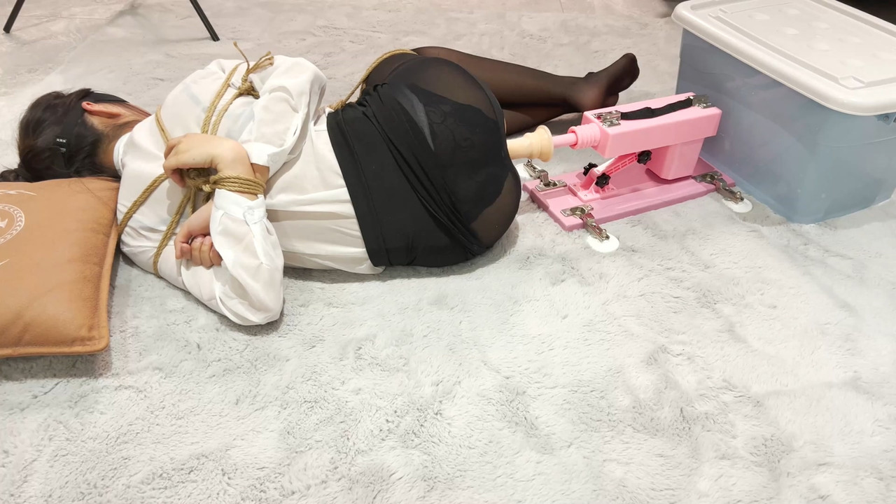 涵涵 黑丝美女机械运动.mp4_20220129_131201.753