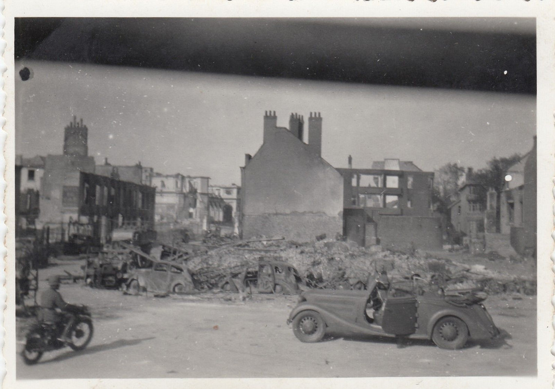 Wehrmacht Motorrad Kradmelder PKW i.d.zerstörten