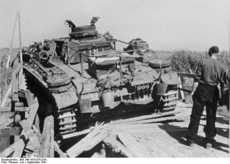 Bundesarchiv_Bild_146-1975-078-25A,_Schwerer_deutscher_Panzerkampfwagen