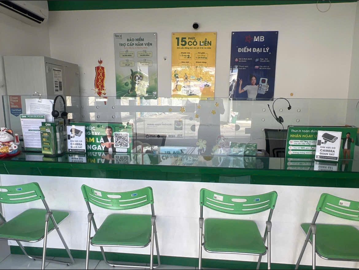 Nhân viên F88 hỗ trợ tại phòng giao dịch 95-97 Yên Ninh