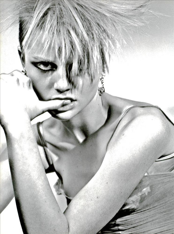 ARCHIVIO - Vogue Italia (February 2001) - So Stylized - 001