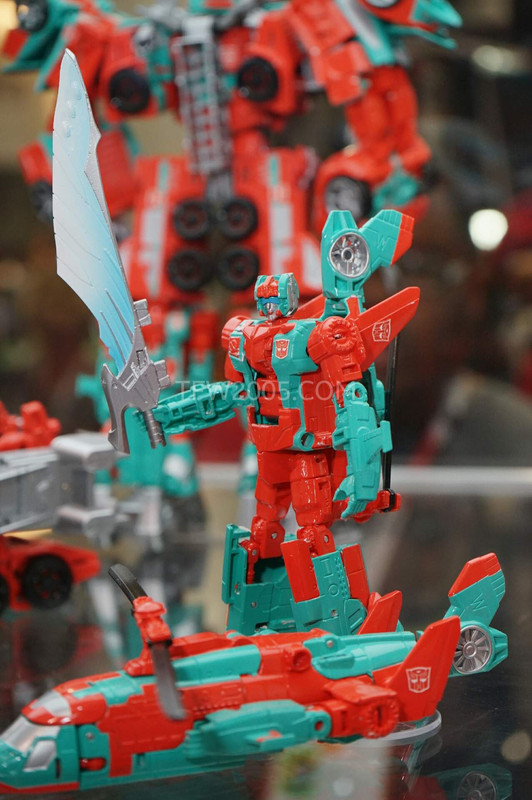 SDCC2015-Hasbro-Case-Transformers-Combiner-Wars-
