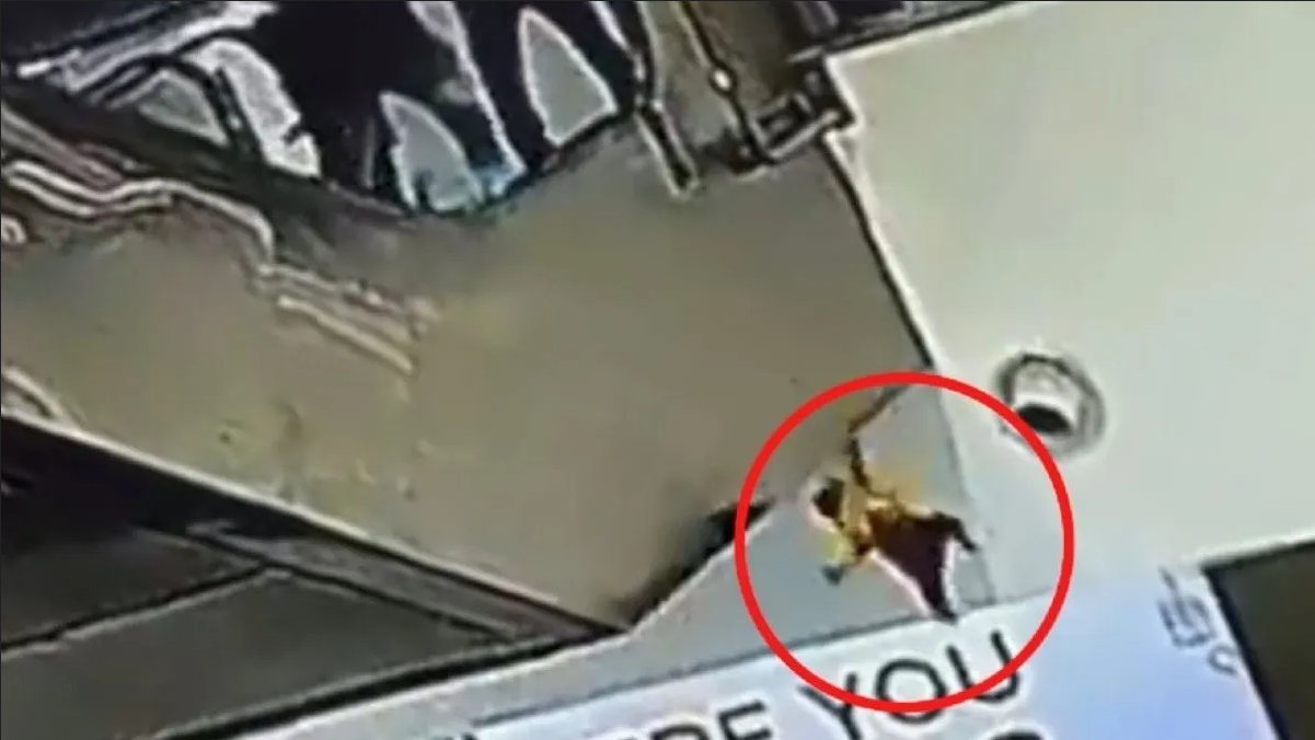 Tragedia en centro comercial: Bebé de 18 meses muere al caer del tercer piso (VIDEO)