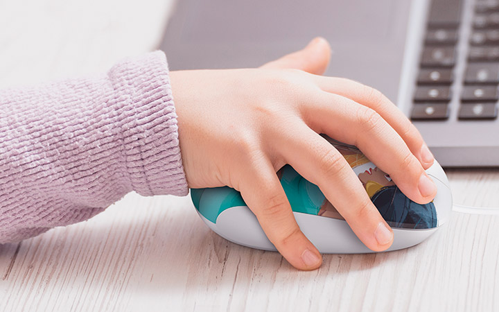 Una niña utilizando el mouse Xtech de Disney Princess, mostrando su tamaño ideal para niños.