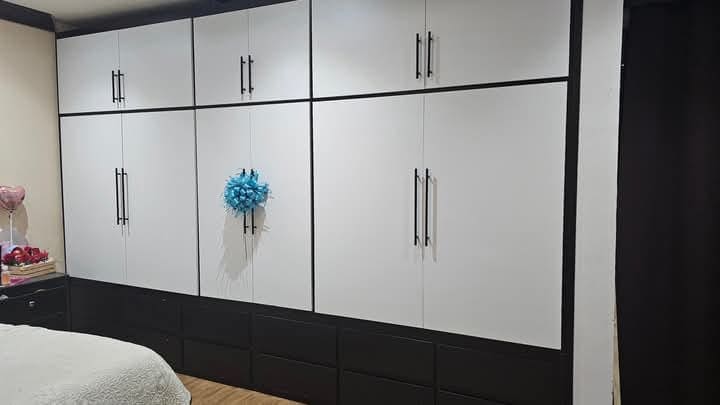 Tocador blanco con espejo redondo grande