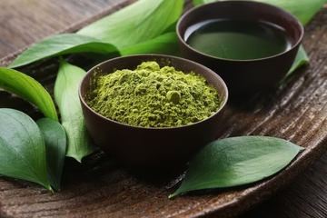 Chá verde em pó e xícara