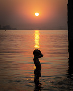 Criança ao pôr do sol na Baía de Guanabara - Foto Guilherme Milward, 2021