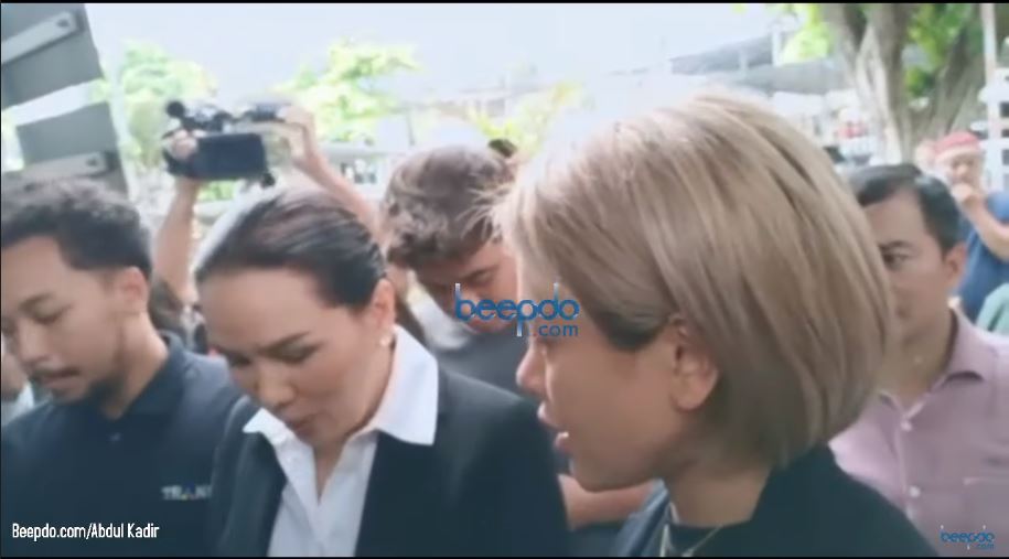 Nikita Mirzani menghadiri sidang perdana bersama sahabt dan kuasa hukum