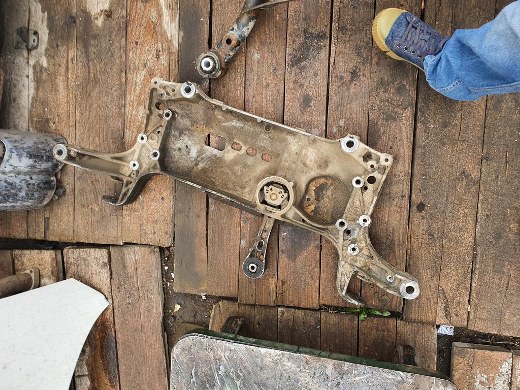 Подрамник передней подвески