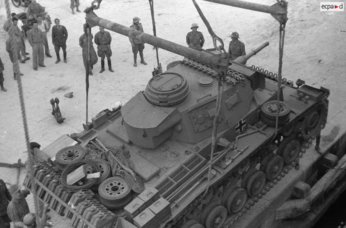 Dans le port de Tripoli, le déchargement d'un Panzer III (5)