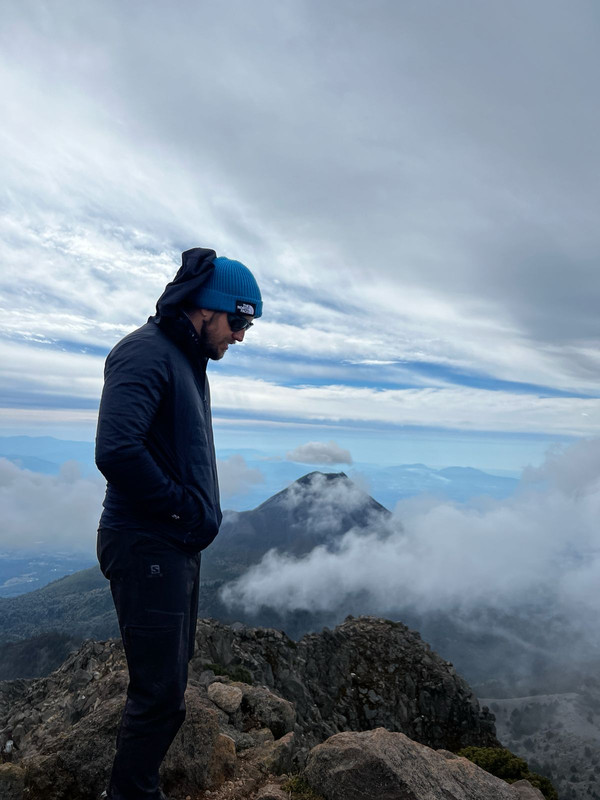 Amanecer sobre las cumbres del Nevado de Colima desde el sendero