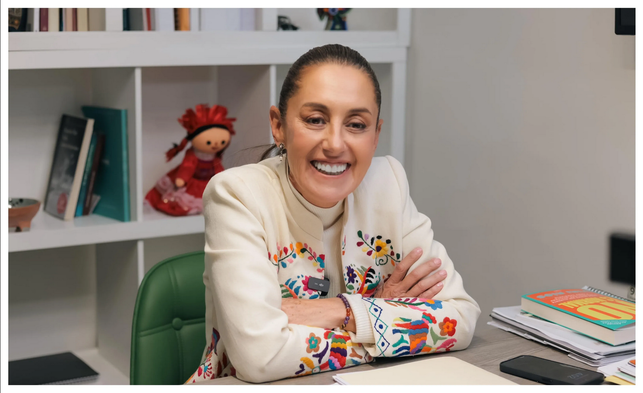 Sheinbaum recuerda sus años de maestra; pide a universitarios dar clases 