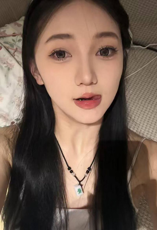 X3师范学院高冷校花杨欣欣，这骚货绝对是反差婊的代表人物了！谁能想到学弟们心中的女神，居然是金主的私人专属精盆！带着眼睛为金主口交，金主操弄杨欣欣肉屌不慎滑出，骚货居然扭腰浪叫让快点操！ (2)