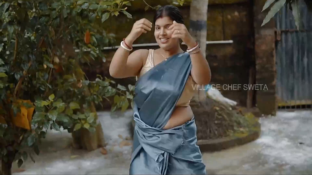 Chubby aunty sexy dance in grey saree.mkv_snapshot_00.50.000
