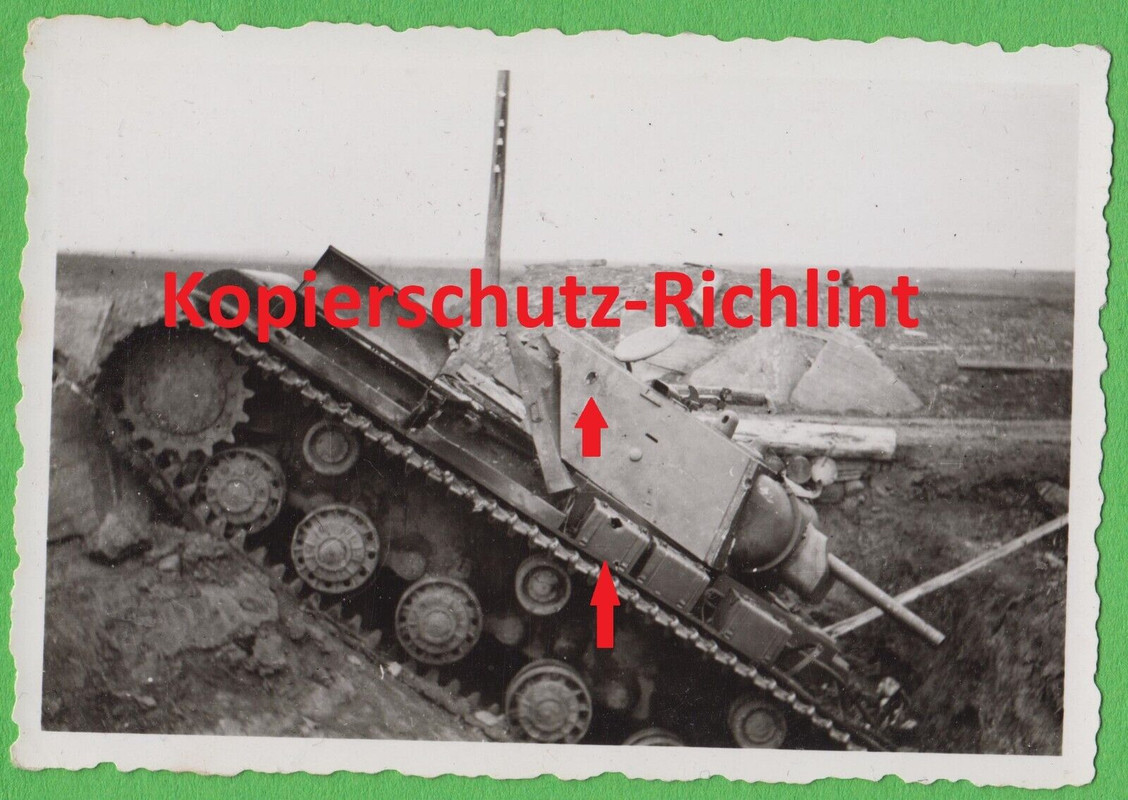 Wehrmacht Russland russischer Panzer KW-1 mit Treffern Straßengraben